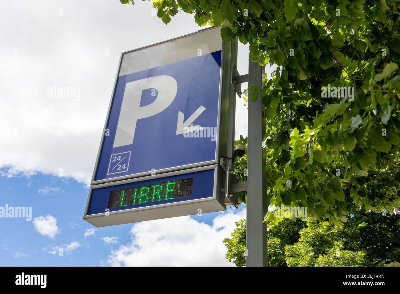 Pannello informativo all'aperto per il parcheggio dei veicoli con la scritta "libre" su un display a matrice di punti verde per confermare la presenza di spazi aperti per le auto Foto Stock