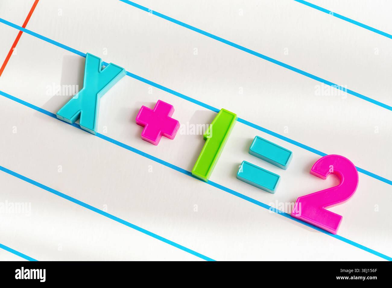 La semplice equazione matematica X più 1 è uguale a 2 utilizzando lettere colorate e numeri di giocattoli di plastica su carta foderata. Ideale per l'istruzione primaria e i concetti STEM Foto Stock