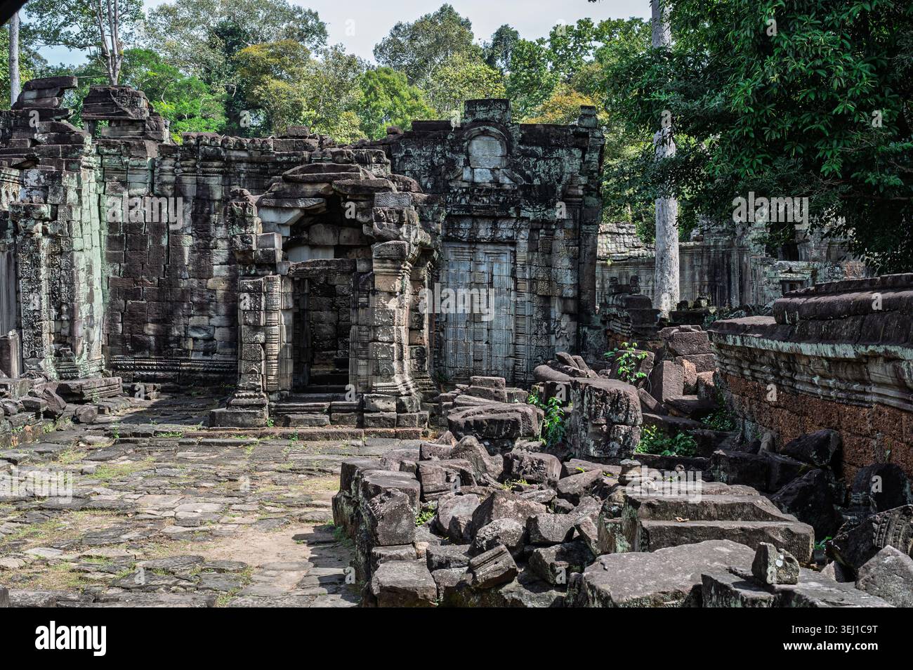 Viaggio avventuroso con vista interna dell'architettura khmer sbriciolata con mucchi di detriti nel sito storico di siem Reap asia Foto Stock