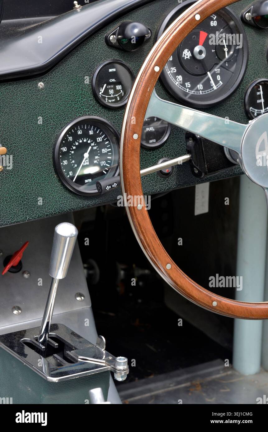 Cruscotto , quadrante, interruttori, volante e cabina di pilotaggio di sportrscar british ASL su misura con dispositivo di blocco di sicurezza della retromarcia, Foto Stock