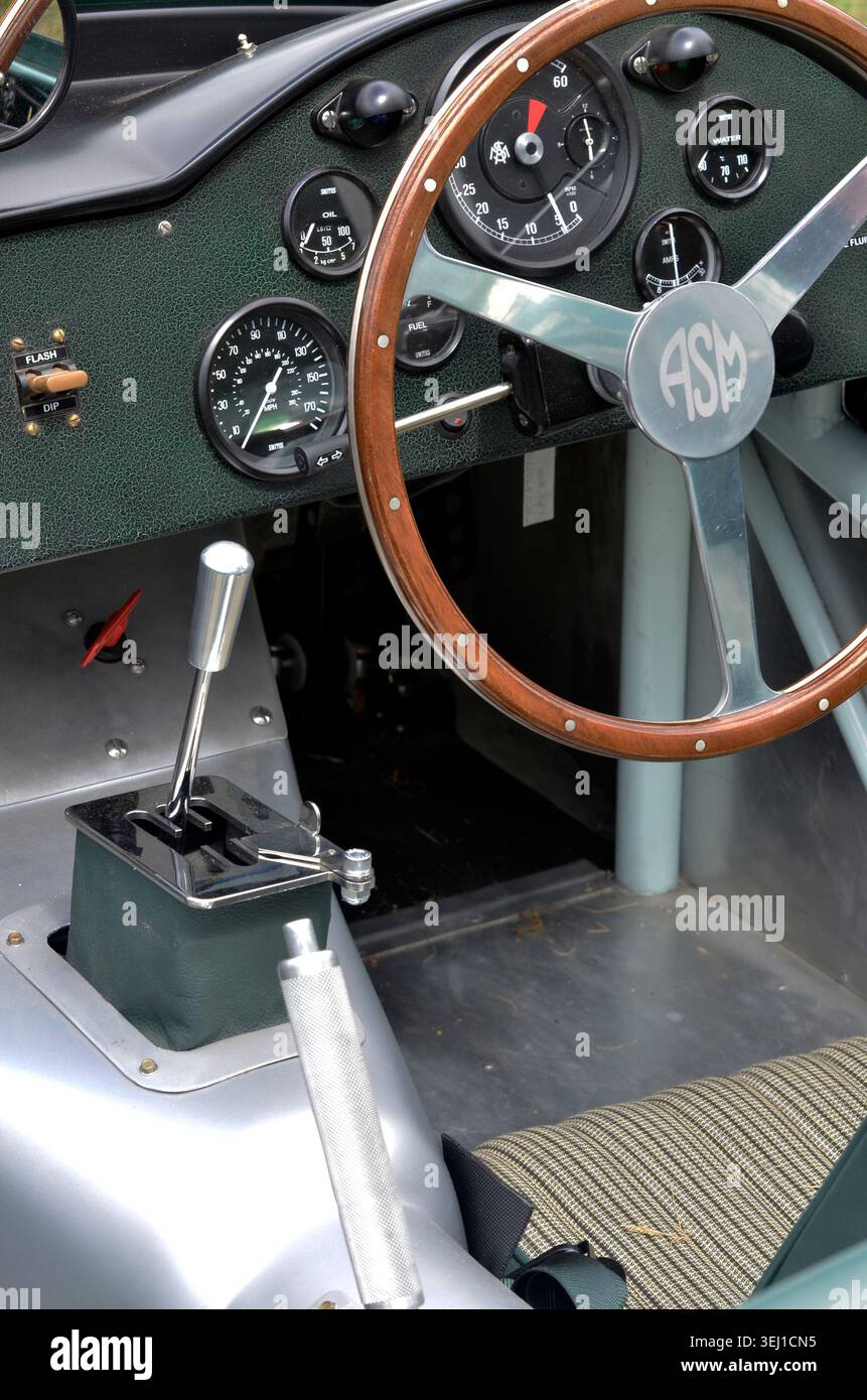 Cabina di pilotaggio per auto sportive ASL british, quadranti, orologi, volante, leva del cambio, pianale Foto Stock