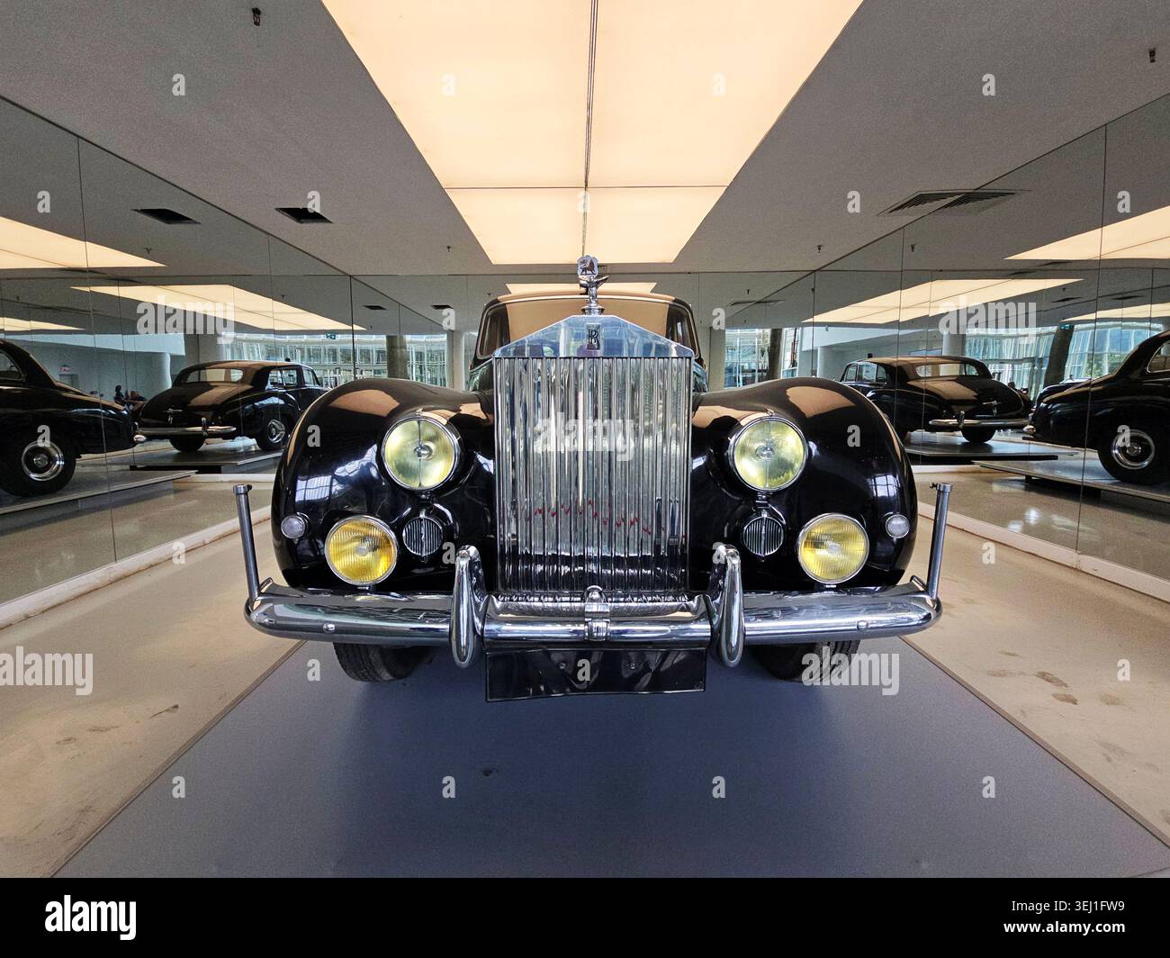 Auto d'epoca reali esposte nella sala espositiva dell'auto presso il Museo del Palazzo Nazionale di Addis Abeba, Etiopia. Foto Stock