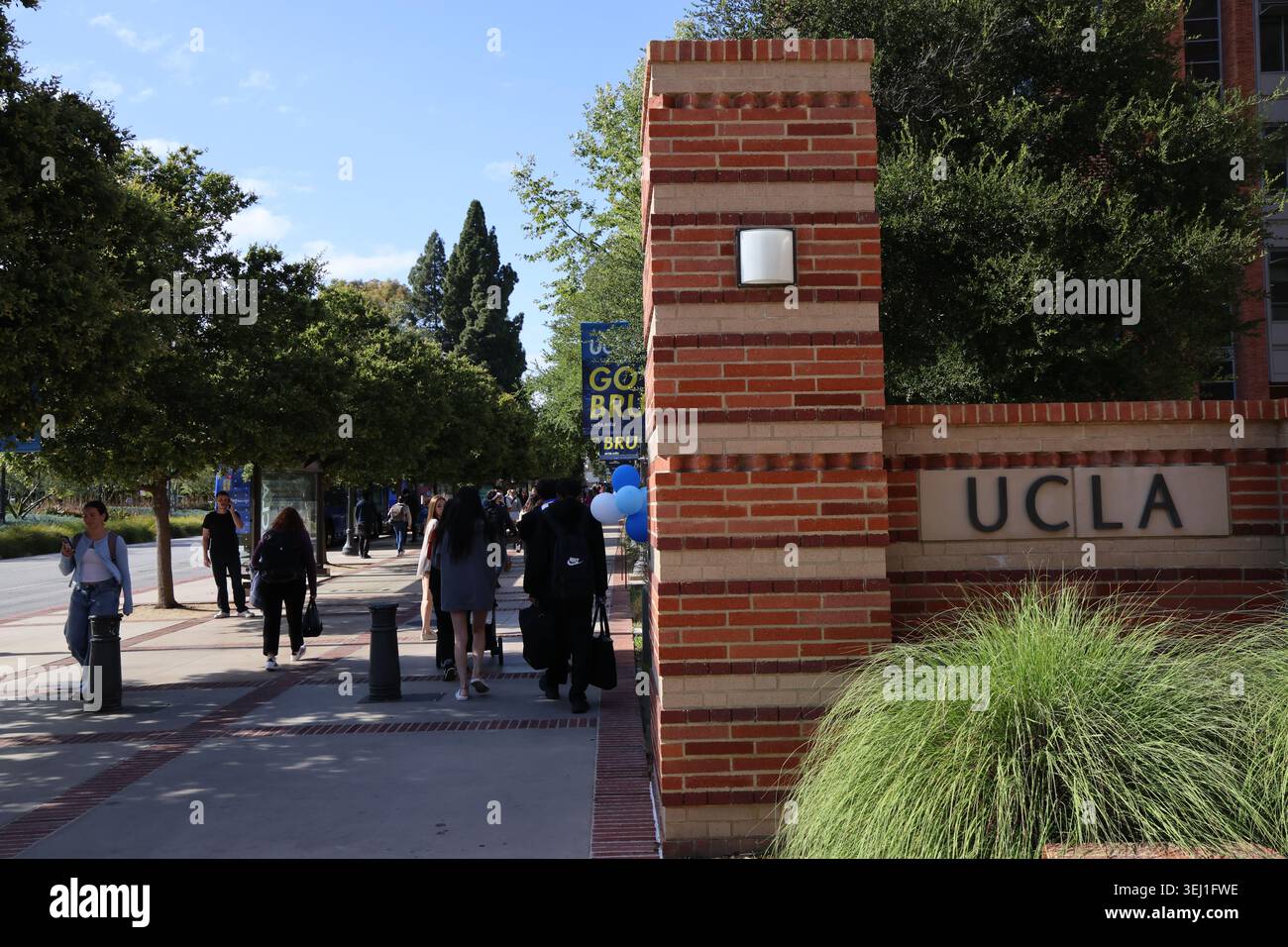 Los Angeles, Stati Uniti. 26 maggio 2026. Gli studenti camminano nel campus di Los Angeles dell'Università della California, a Los Angeles, California, Stati Uniti, maggio 26, 2026. martedì l'amministrazione Trump ha citato in giudizio l'Università della California, accusando il suo campus di Los Angeles di consentire un ambiente educativo ostile agli studenti ebrei e israeliani. Crediti: Zeng Hui/Xinhua/Alamy Live News Foto Stock