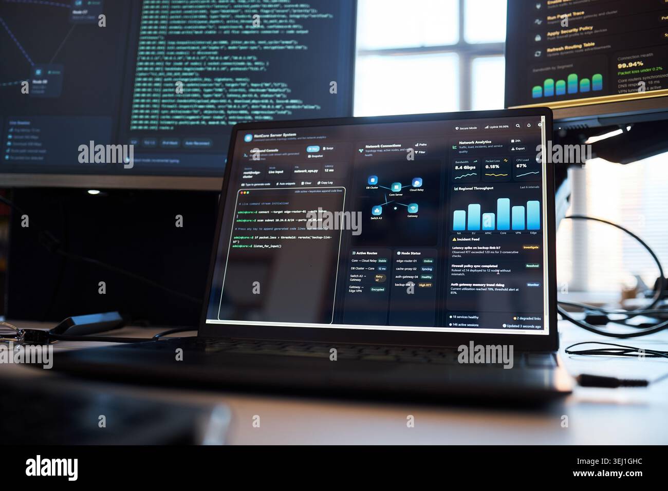 Primo piano di un laptop che visualizza codice, analisi di rete, dashboard di sicurezza informatica nello spazio di lavoro IT. Supporto per la sicurezza del cloud, DevOps, monitoraggio dei dati, uso del marketing software Foto Stock