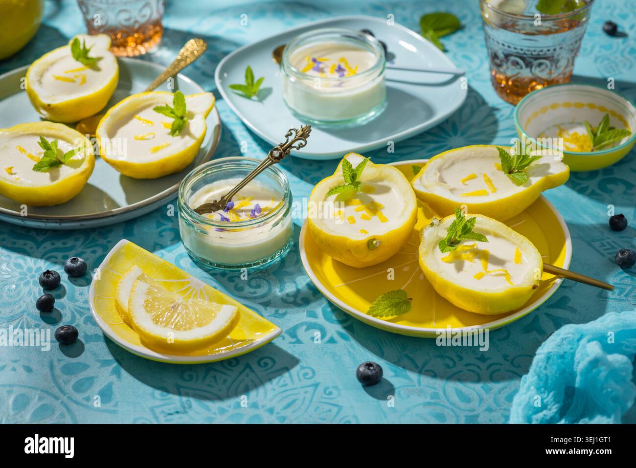 Delizioso dessert al limone servito in peel boat con menta e scorza Foto Stock