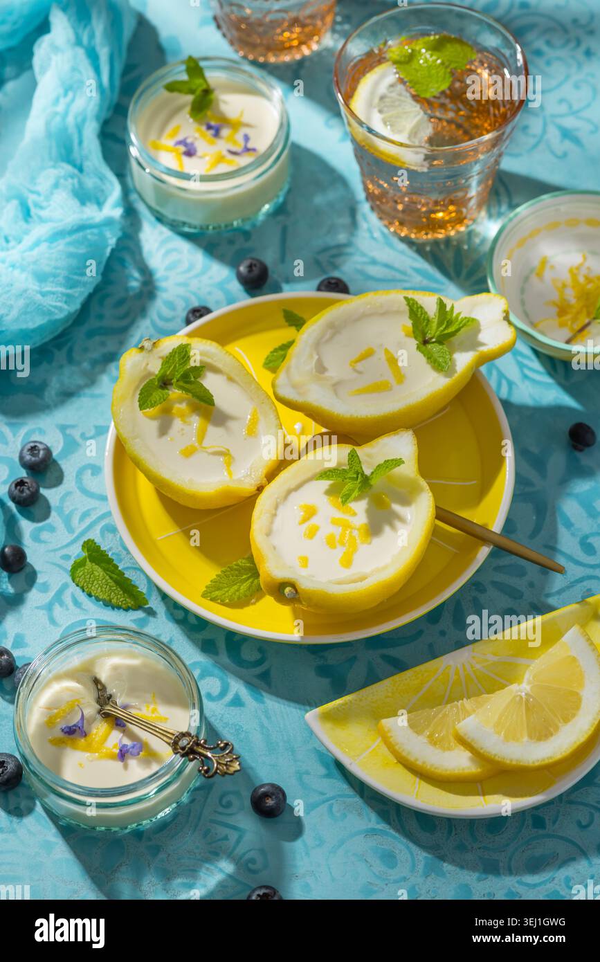 Delizioso dessert al limone servito in peel boat con menta e scorza Foto Stock