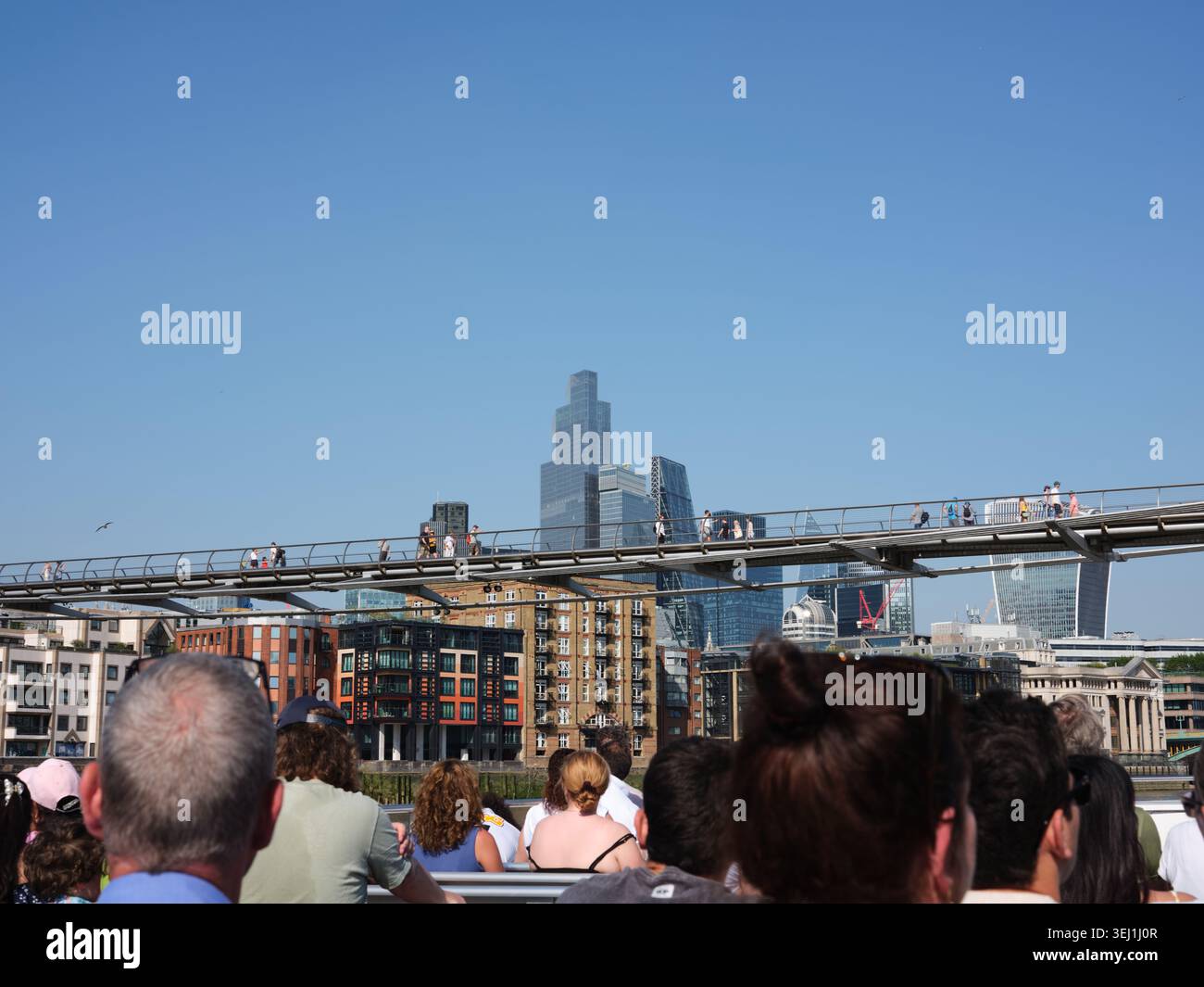 Il Millennium Bridge che attraversa il Tamigi a Londra, Inghilterra. Foto Stock