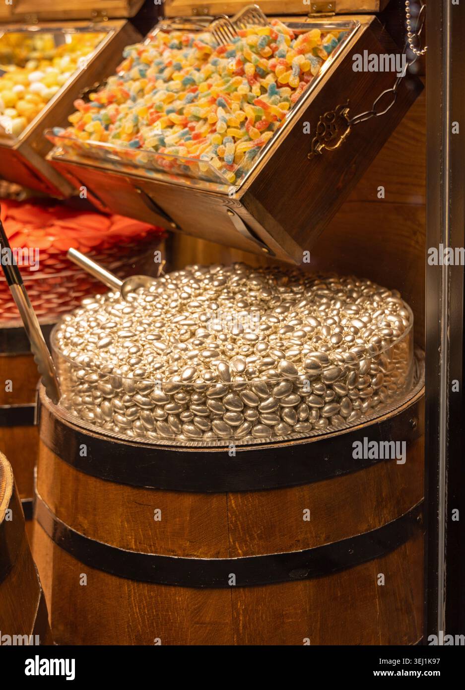 Silver Pebbles in Oak Wood Barrel Pirate Treasury Stones Candy Store Foto Stock
