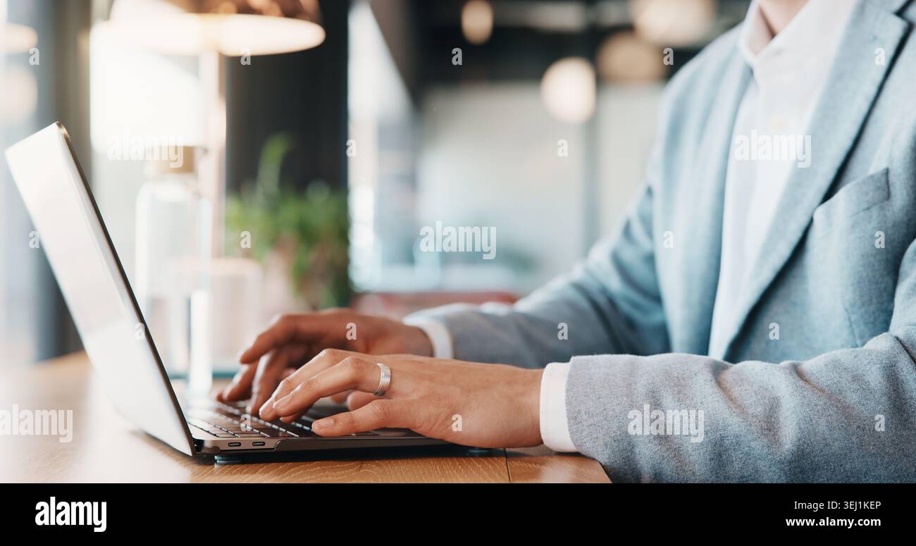 Mani, uomo e digitazione sul laptop in ufficio per la rendicontazione finanziaria, la revisione interna e la compilazione delle imposte. Contabile, dipendente e tecnico sul posto di lavoro per Foto Stock