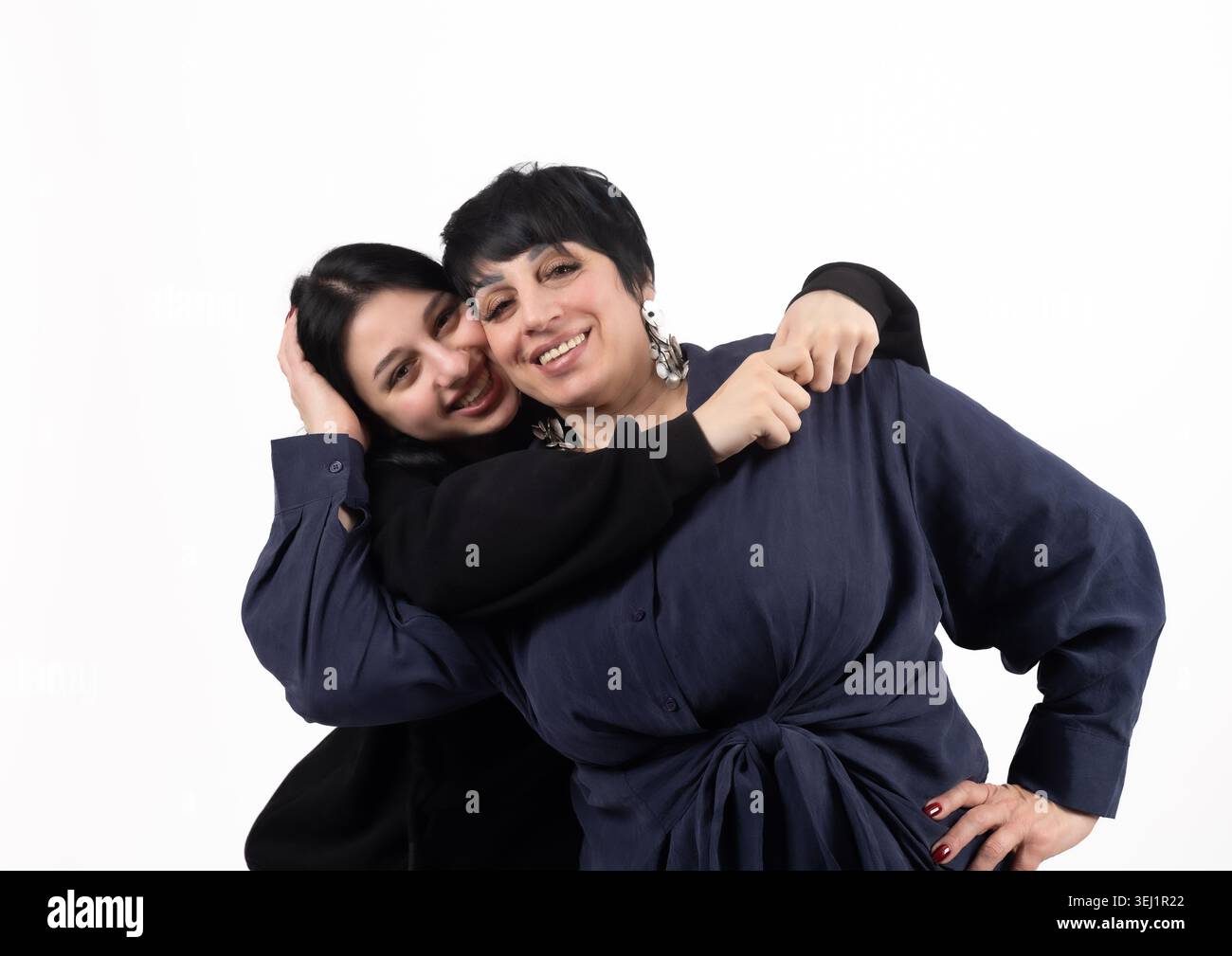 Due giovani donne che si abbracciano e ridono insieme Foto Stock