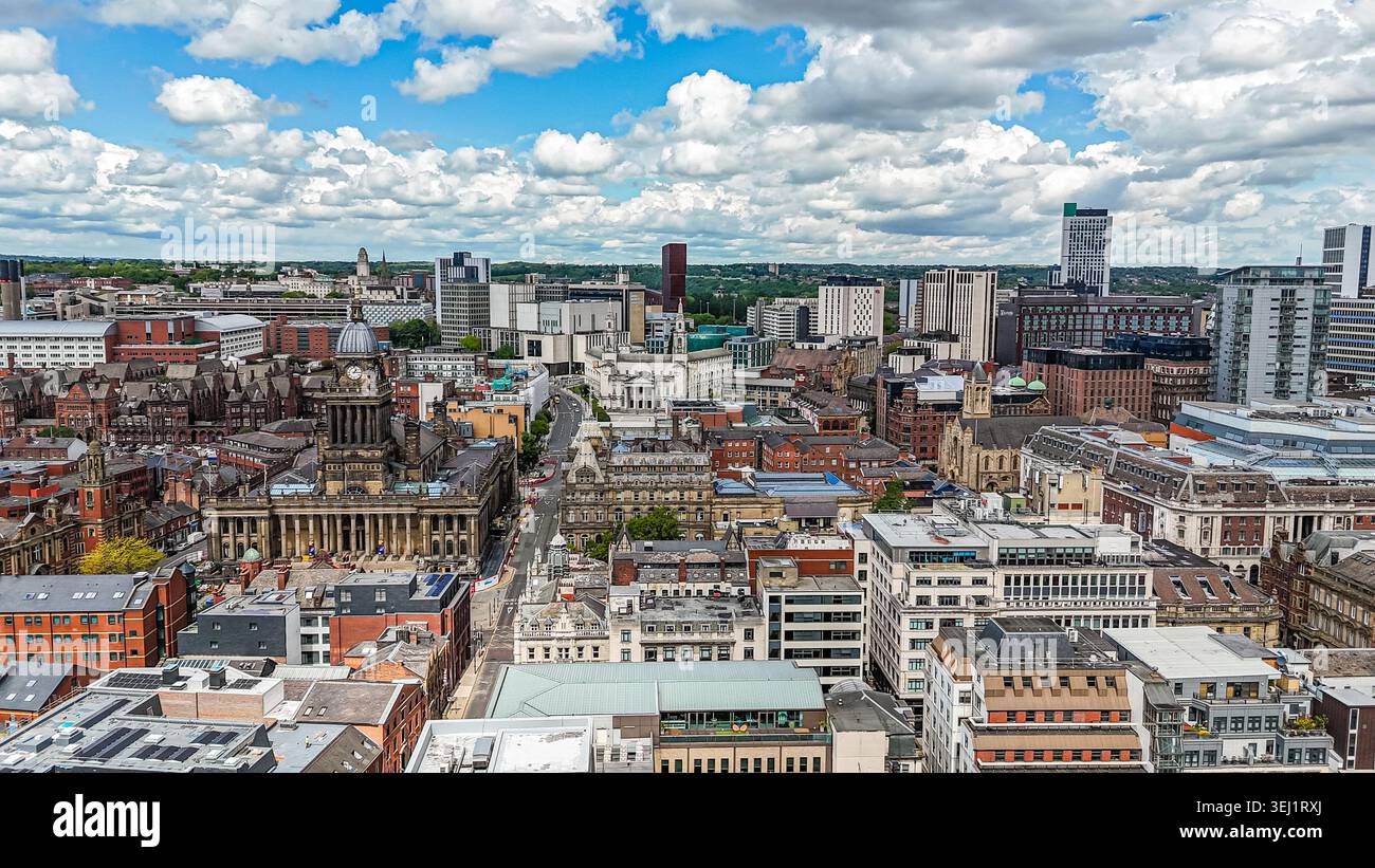 LEEDS, Regno Unito - 18 maggio 2026 - Vista panoramica aerea del centro di Leeds con i quartieri dello shopping e dello shopping Foto Stock