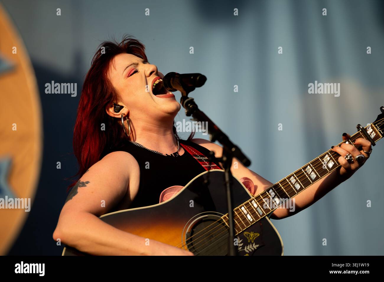Cantante CMAT sul palco al festival Bearded Theory, Catton Hall, Derbyshire, 22 maggio 2026 Foto Stock