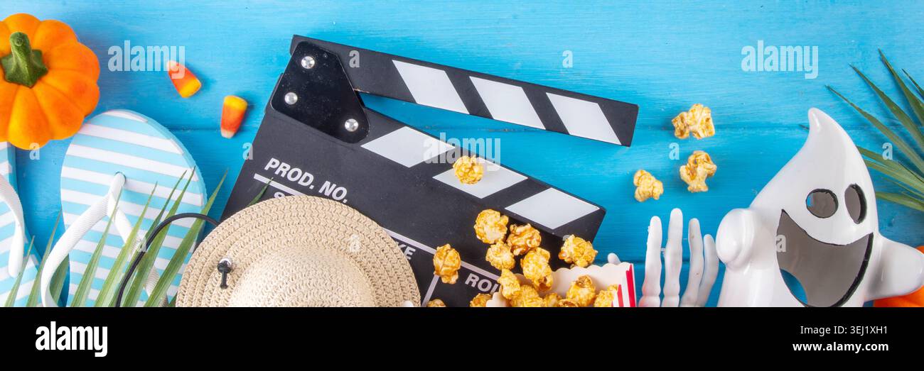 Concetto serale di film Summerween, sfondo per la lista dei film estivi, menu delle vacanze o invito alle feste, su sfondo blu in legno con estate a. Foto Stock