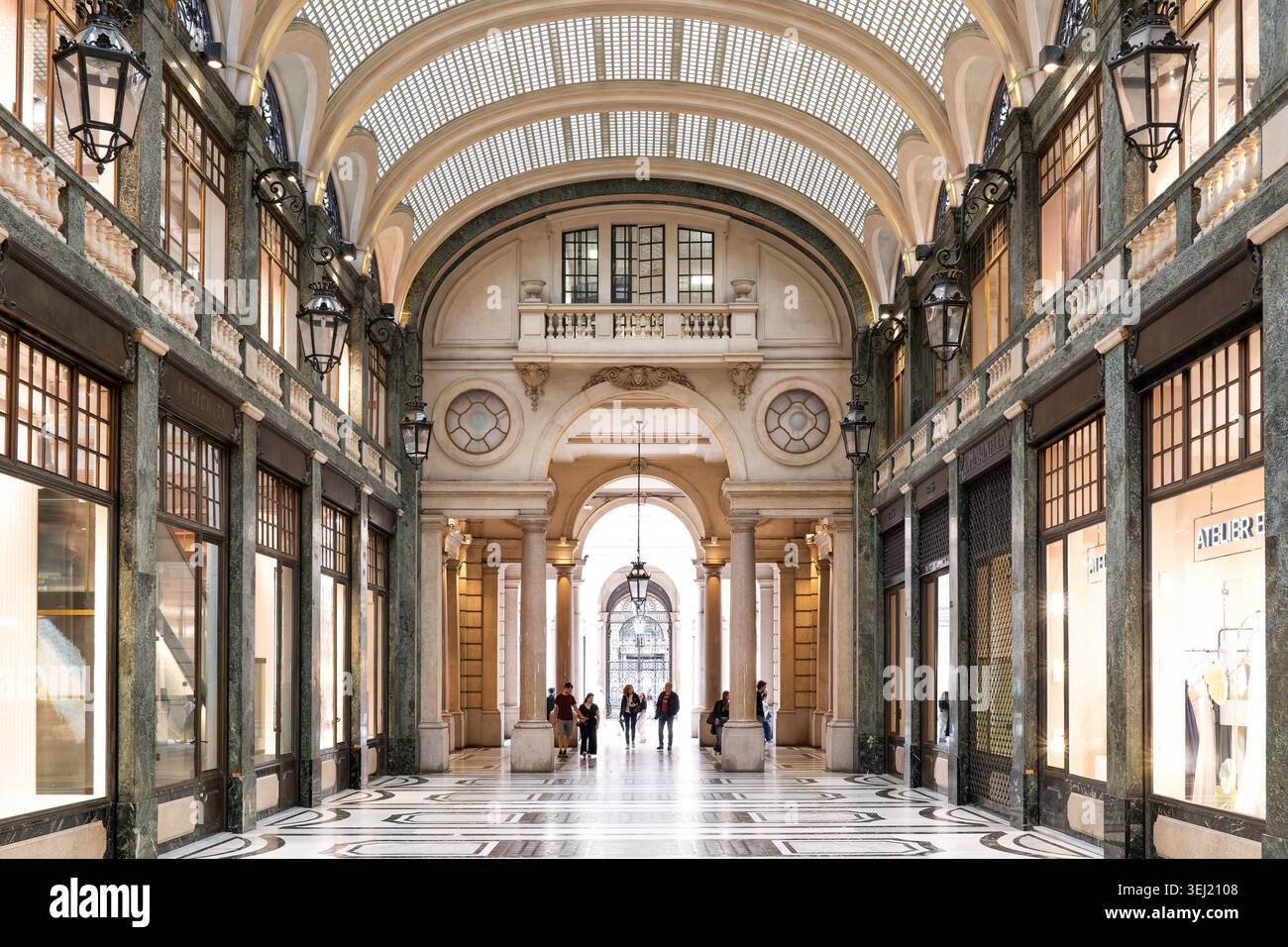 Torino, Italia, 14 maggio 2026. Una prospettiva simmetrica dell'elegante architettura storica, delle colonne in marmo e del magnifico soffitto a volta in vetro Foto Stock