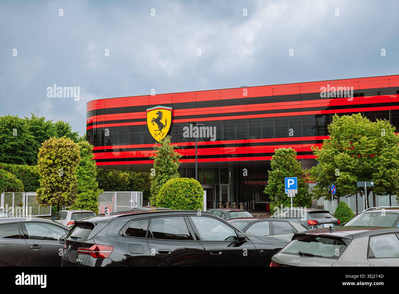 Maranello, Italia, 15 maggio 2026. Il famoso emblema giallo e nero del cavallo si erge in modo prominente sul quartier generale a strisce rosse e nere Foto Stock