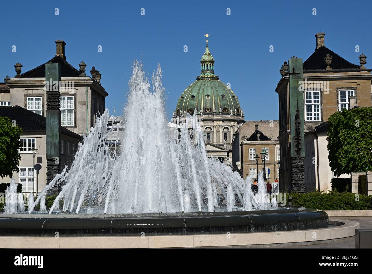 Piazza del Palazzo di Amalienborg, sede della famiglia reale danese a Copenaghen Foto Stock