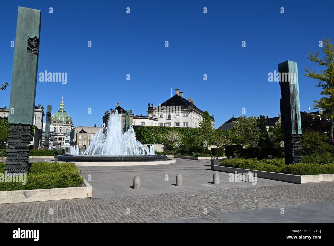 Piazza del Palazzo di Amalienborg, sede della famiglia reale danese a Copenaghen Foto Stock