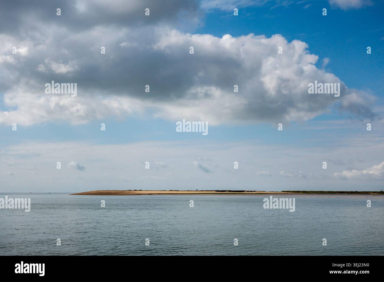 Una vista di East Mersea (Isola di Mersea) in una perfetta giornata di primavera, vista da Brightlingsea attraverso l'estuario del fiume Colne (Essex, Regno Unito) Foto Stock