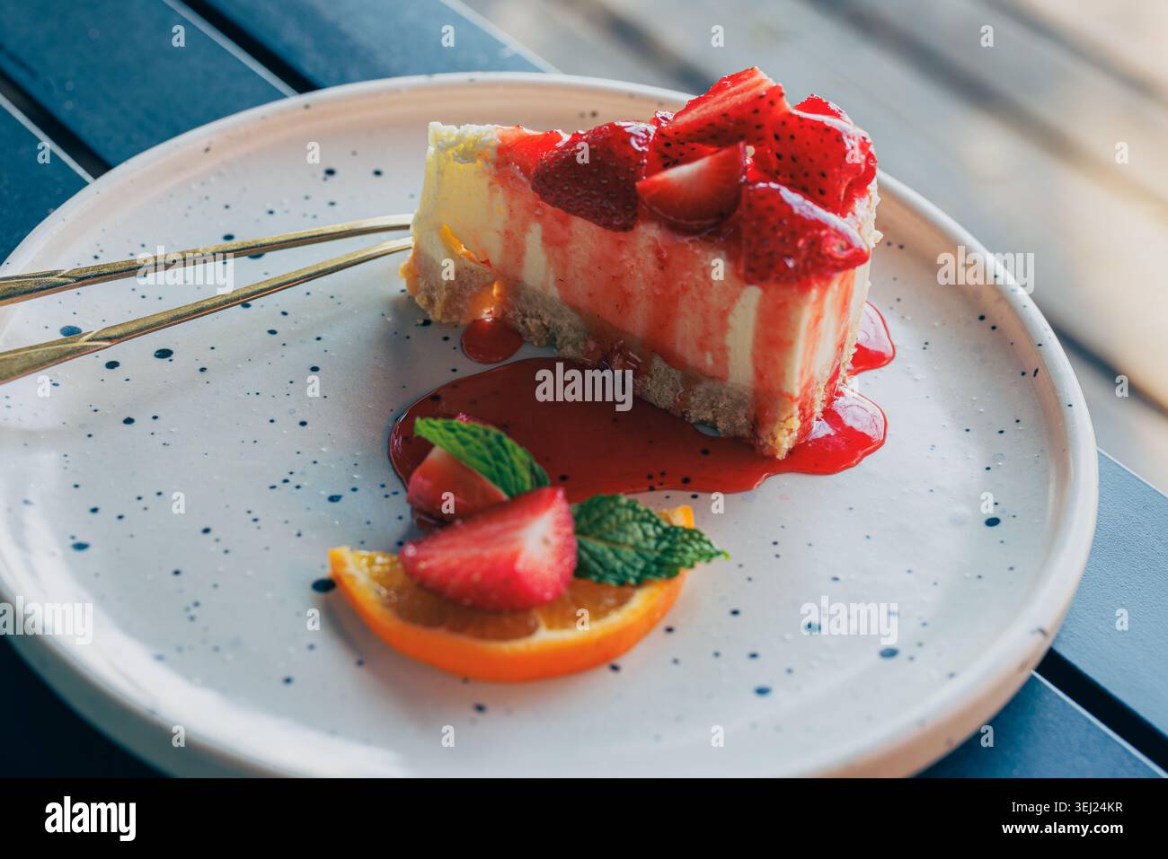 La cheesecake alle fragole è deliziosa e umida con marmellata di fragole rossa fresca, è bella e appetitosa. Foto Stock