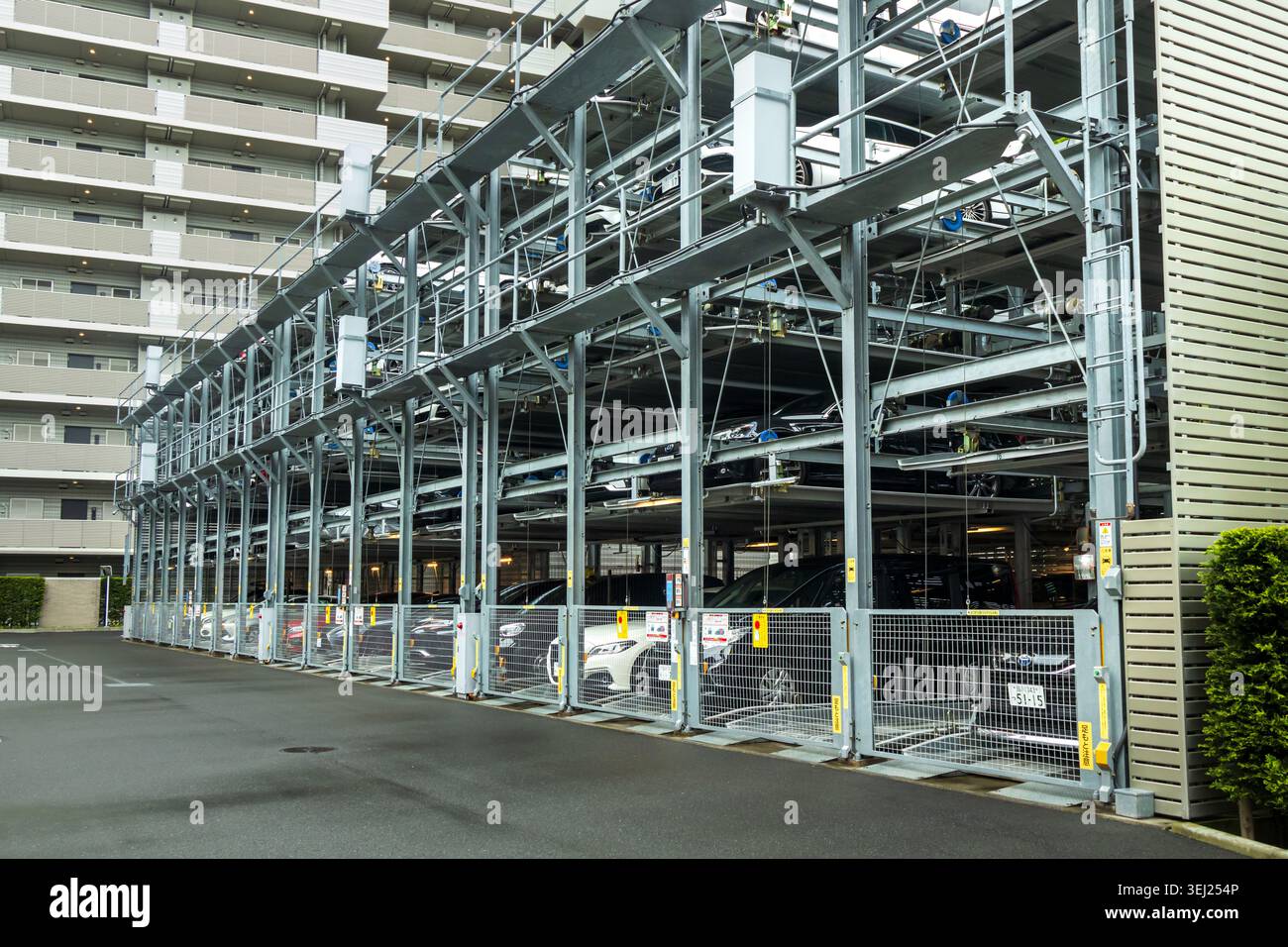 parcheggio automatico a più livelli con auto impilate Foto Stock