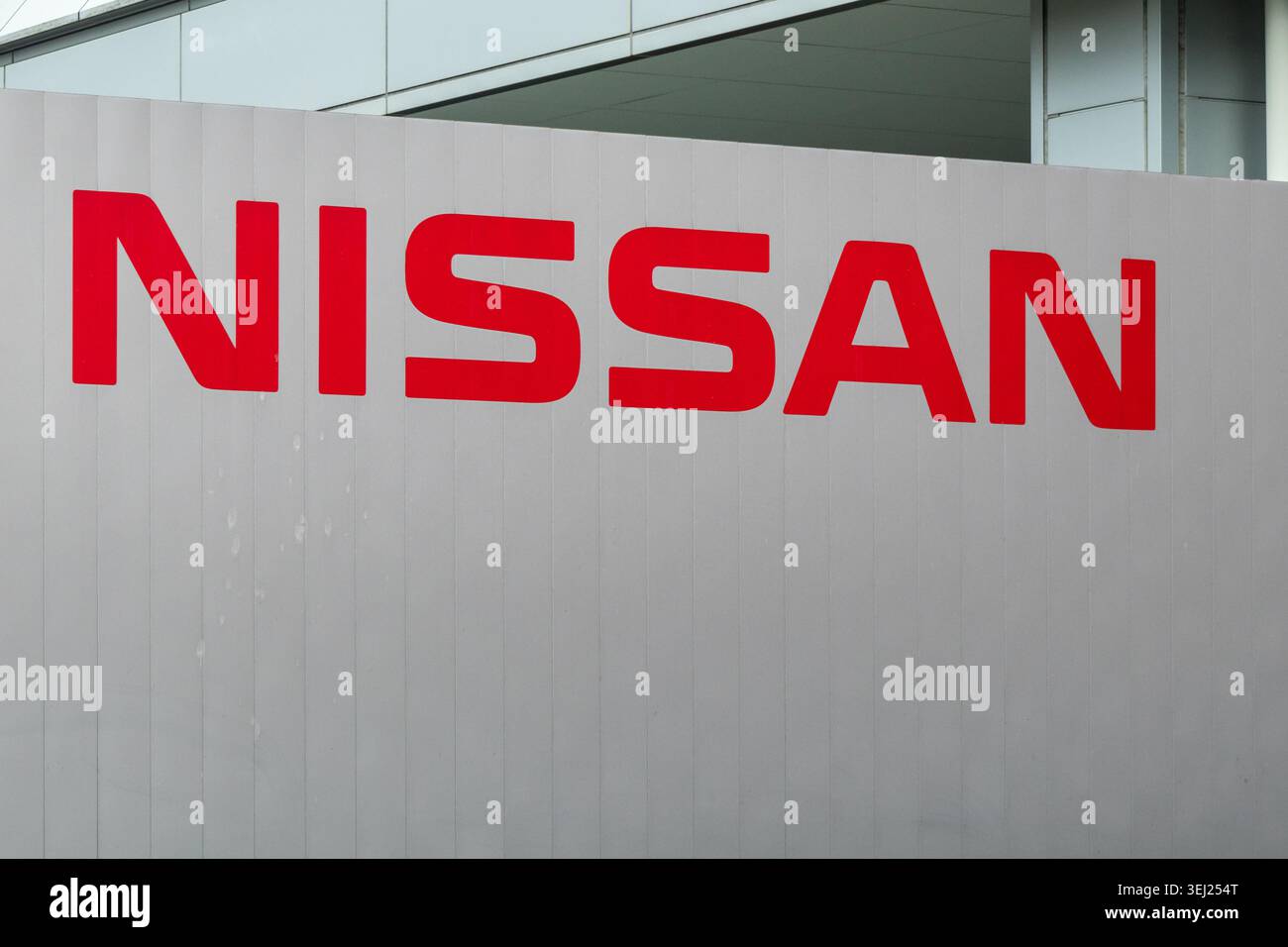 logo nissan sulla facciata di un moderno edificio industriale da vicino Foto Stock