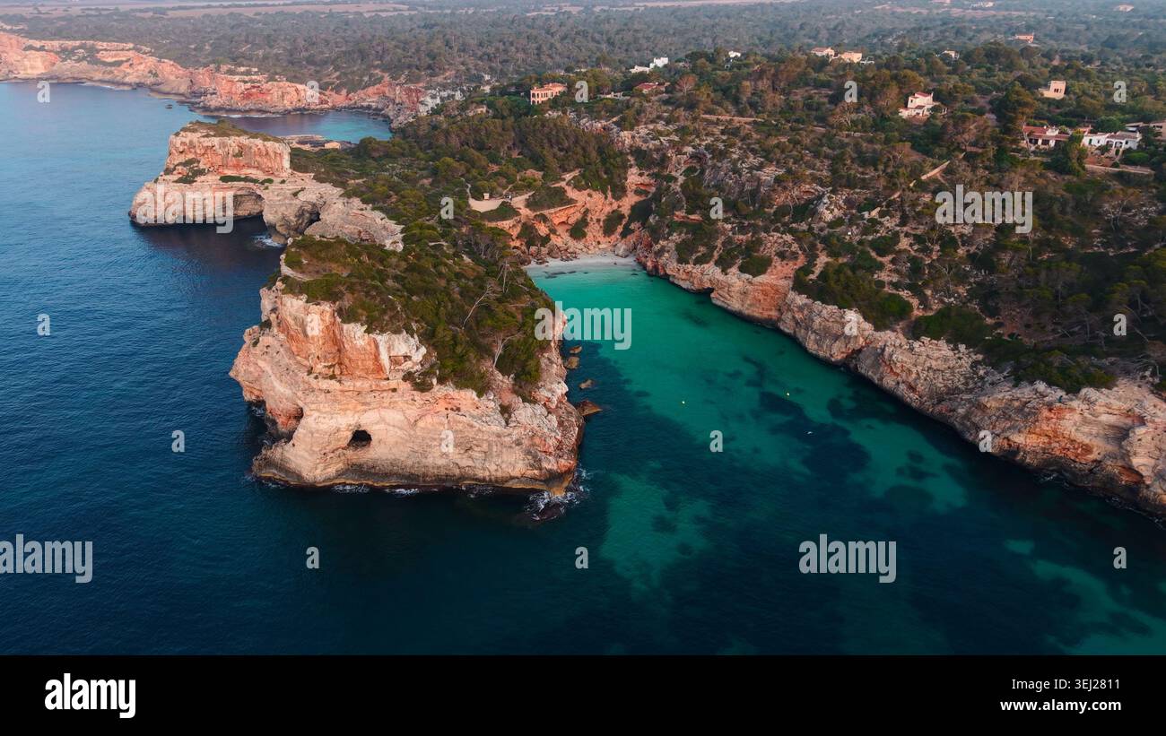 Baia di Calo des moro, maiorca, con acque turchesi e costa rocciosa Foto Stock