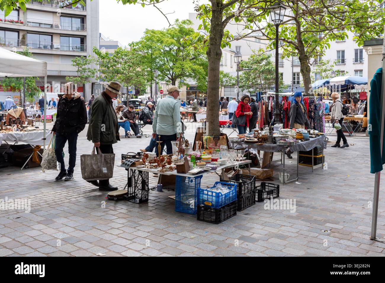 Un mercato delle pulci in Place d'Aligre nel 12° arrondissement di Parigi. Foto Stock