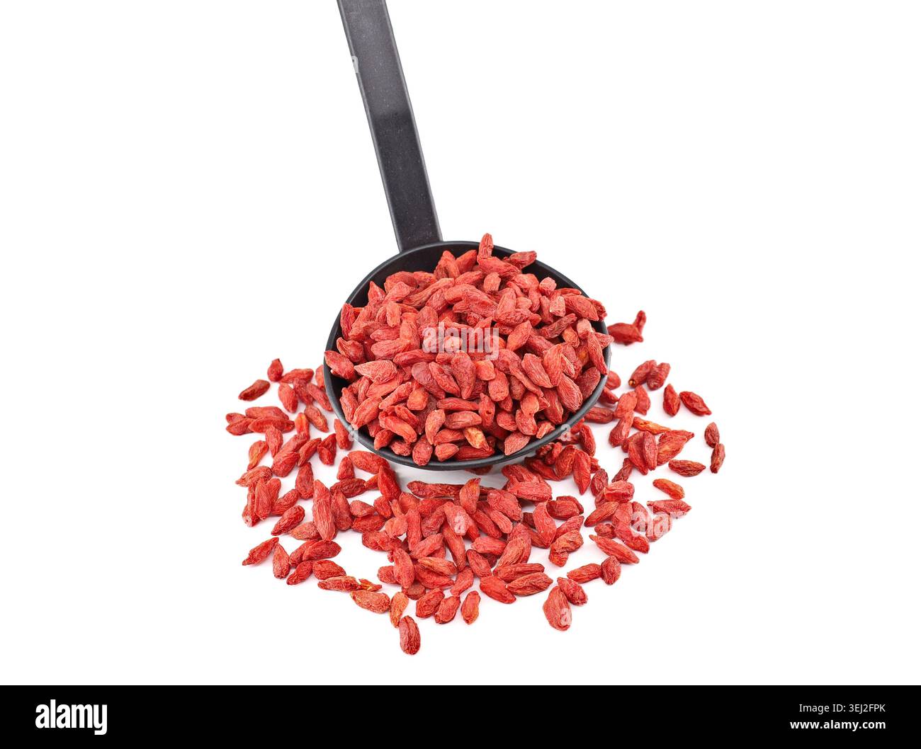 Bacche di goji essiccate, o wolfberry, in un cucchiaio grande nero rotondo su sfondo bianco. Foto Stock