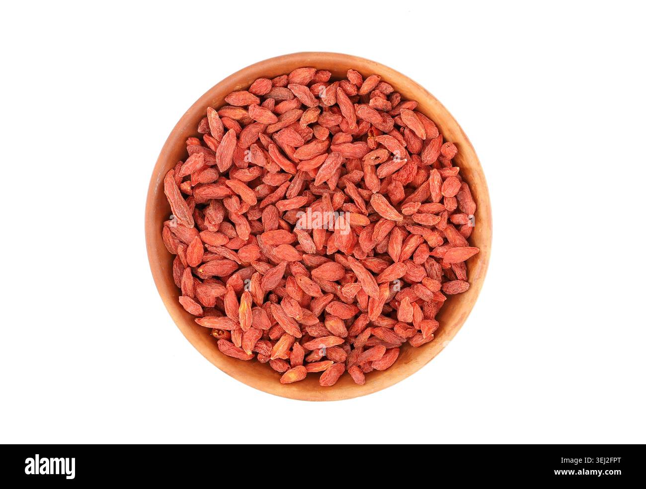 Bacche di goji essiccate, o wolfberry, in una ciotola di terracotta su sfondo bianco Foto Stock