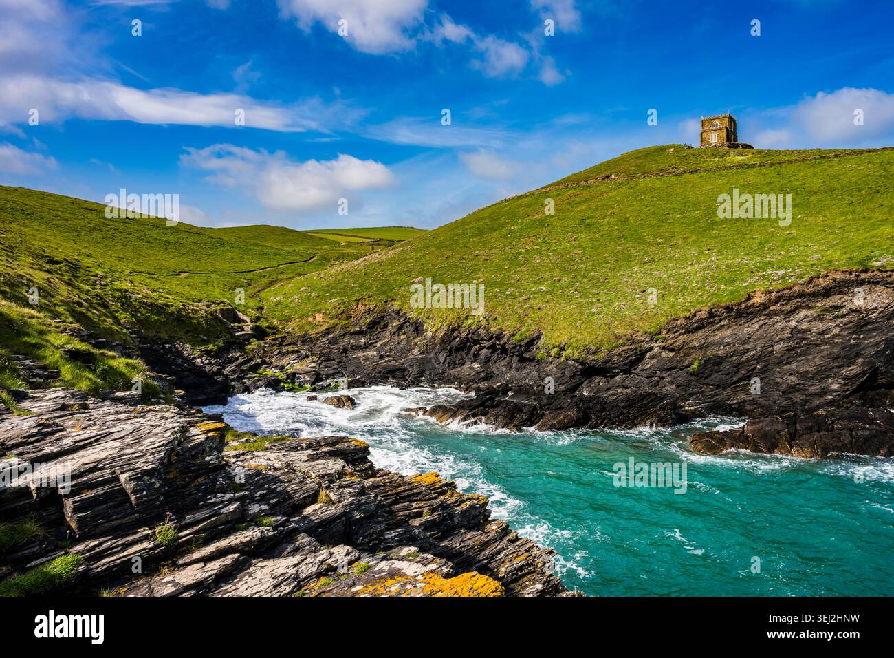 Castello di Doyden e surf nelle insenature di Port Quin, Cornovaglia, Regno Unito Foto Stock