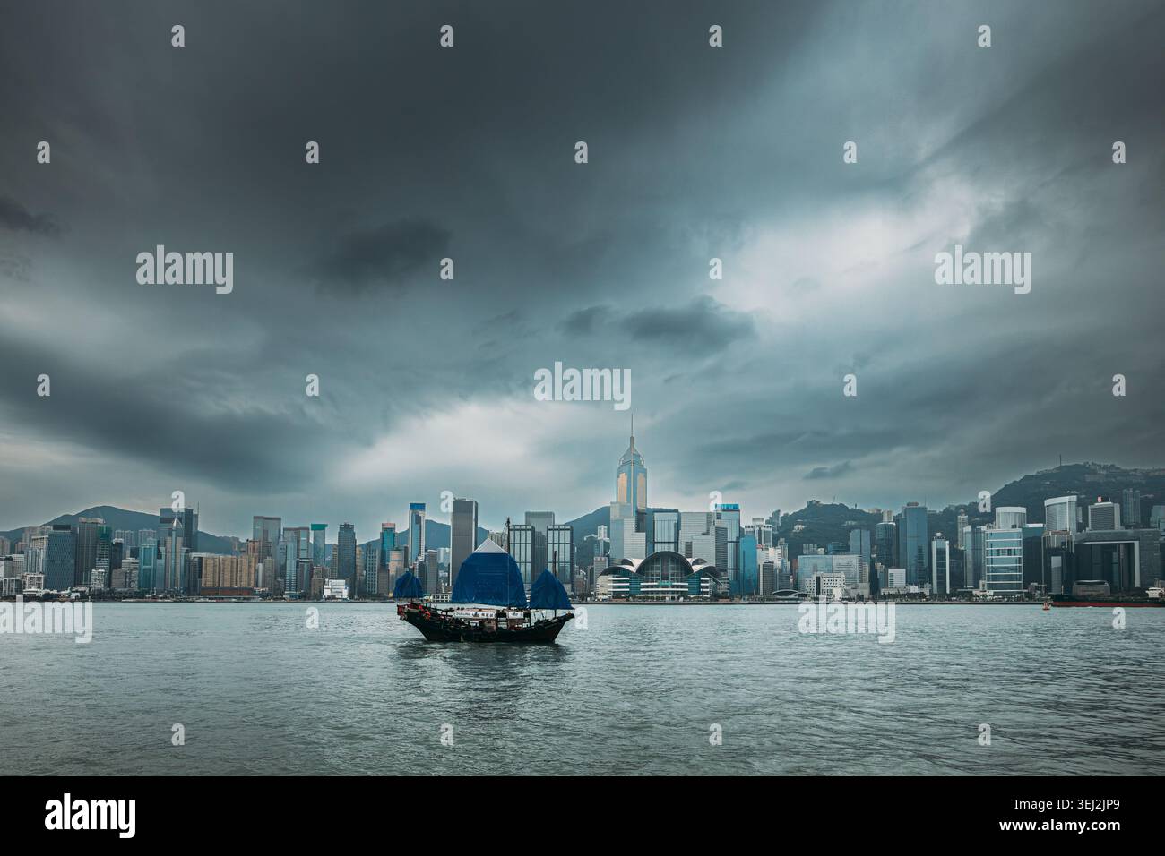 Tradizionale barca a vela Dukling junk nel Victoria Harbour con bandiera dei Giochi nazionali Foto Stock