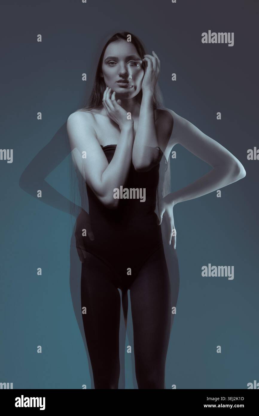 Giovane donna che posa con un effetto surreale a doppia esposizione creando un'illusione ottica spettrale Foto Stock