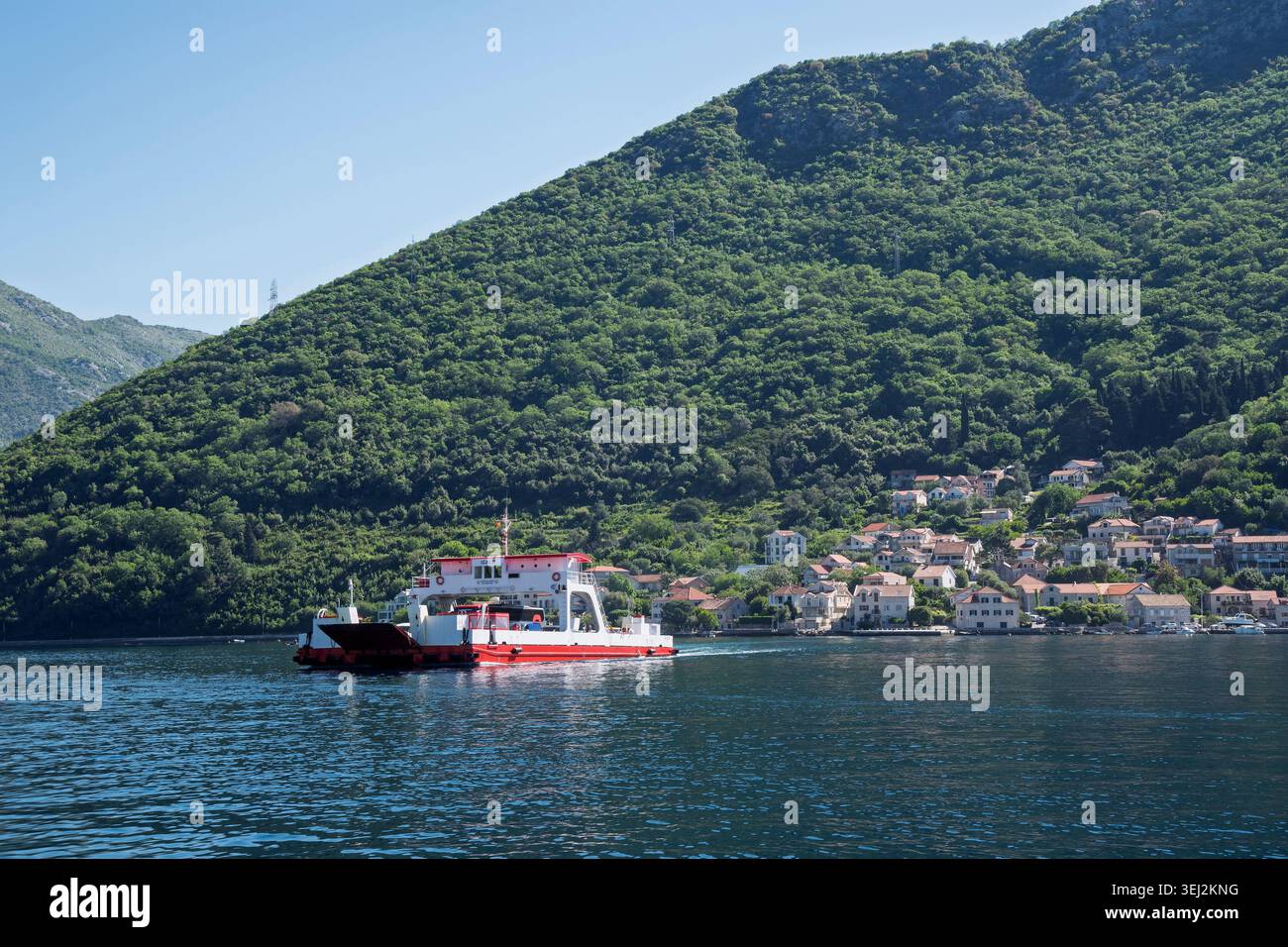 Le traversate giornaliere in traghetto dai due lati opposti della Baia di Cattaro sono collegate da Lepetane e Kamenari, dalla Baia di Cattaro, Montenegro Foto Stock
