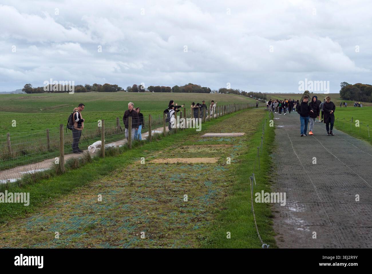 Il sentiero pubblico (estrema sinistra) accanto al sentiero interno del sito di Stonehenge sulla pianura di Salisbury, Wiltshire, Regno Unito. Foto Stock