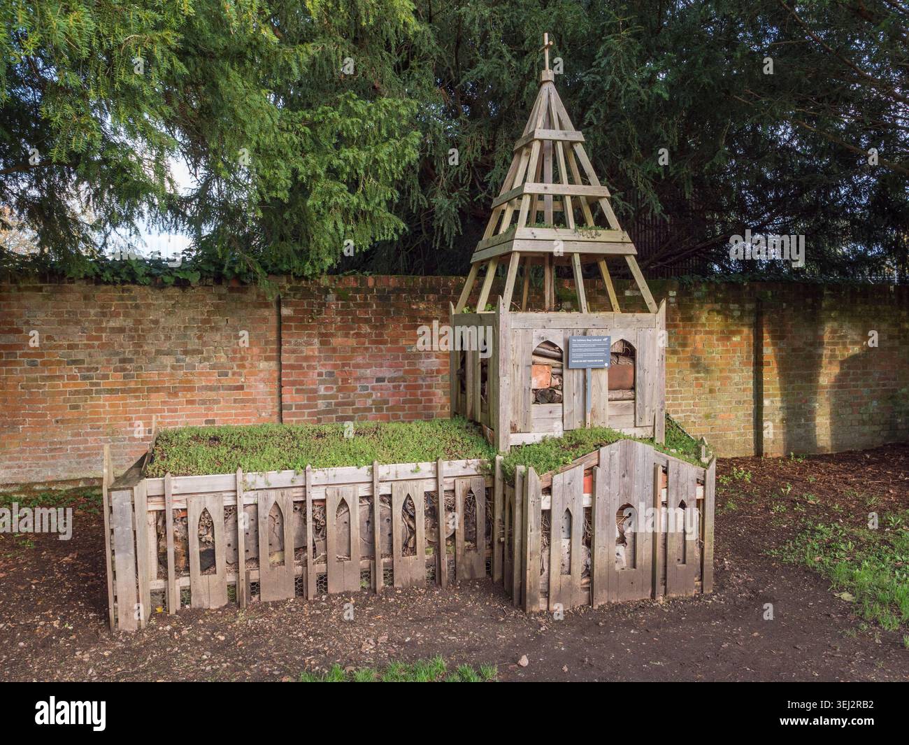 Un hotel per insetti a forma della cattedrale di Salisbury, Salisbury, Wiltshire, Regno Unito. Foto Stock