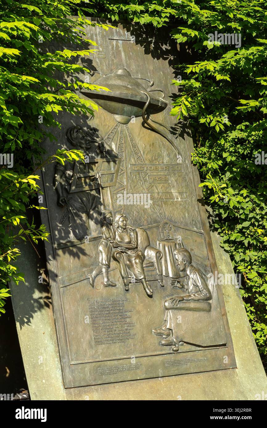 Targa commemorativa a Grover's Mill, New Jersey, che segna il sito radiofonico War of the Worlds del 1938. Foto Stock