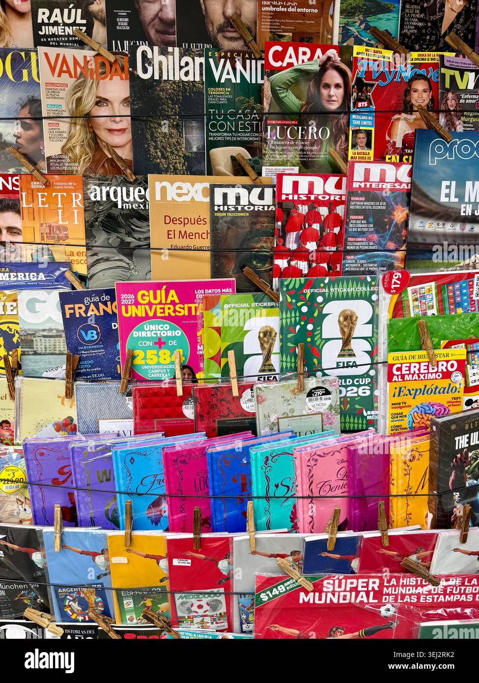 Riviste, taccuini e album adesivi della Coppa del mondo FIFA 2026 esposti in vendita presso un'edicola di città del Messico, Messico - Immagine stock catturata con smartphone