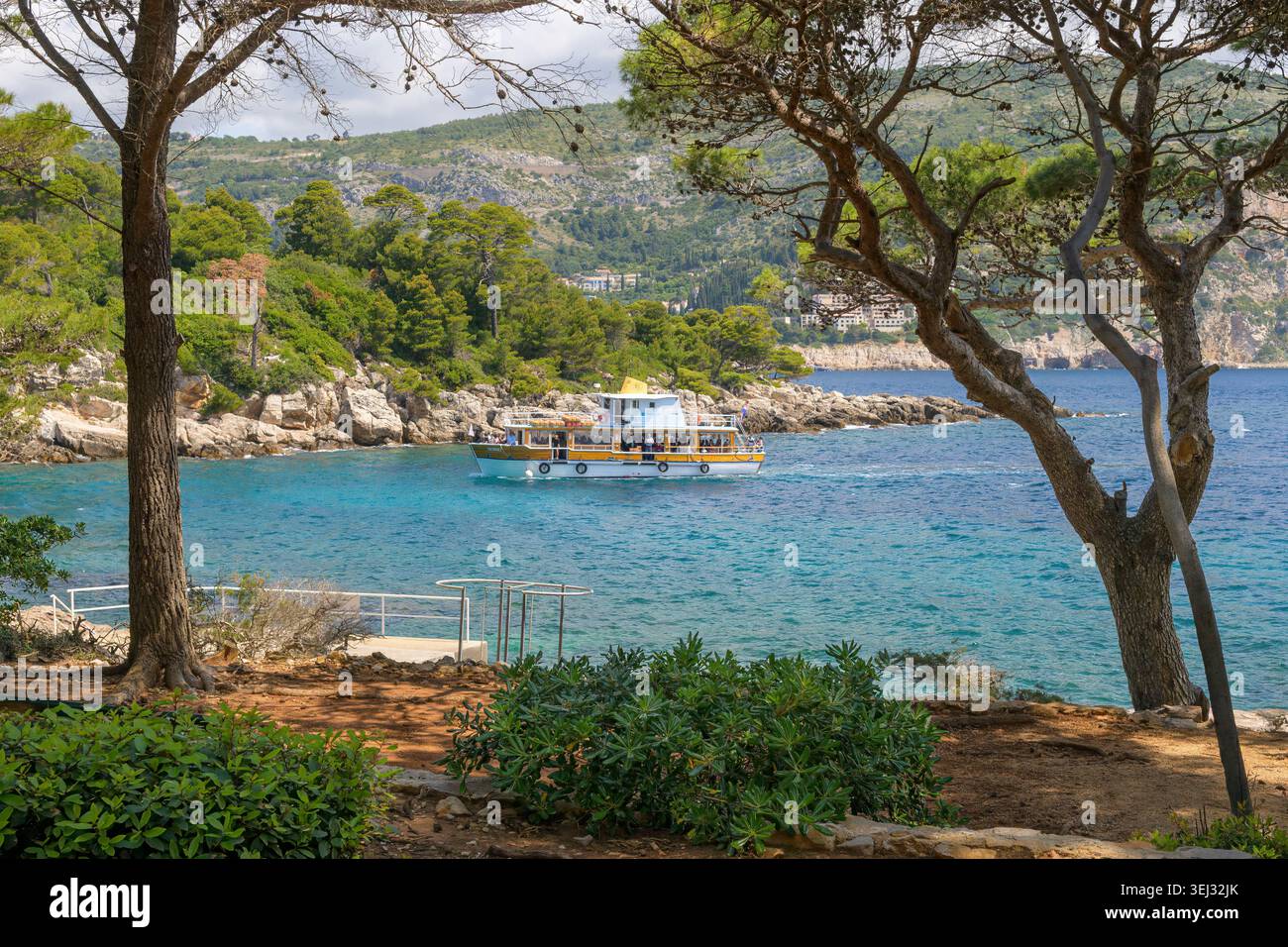 Traghetto turistico con arrivo all'isola di Lokrum in una gita di un giorno da Dubrovnik in Croazia Foto Stock