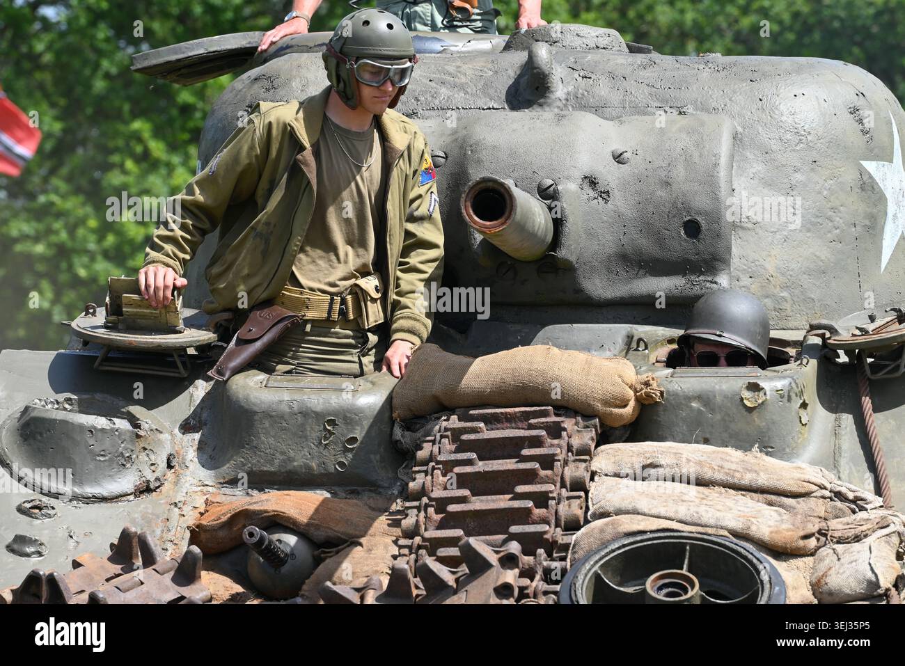 Carro armato M4 Sherman in giro per l'arena all'Overlord Show 2026. Con reenattori vestiti con abiti d'epoca. Maggio 2026. Foto Stock