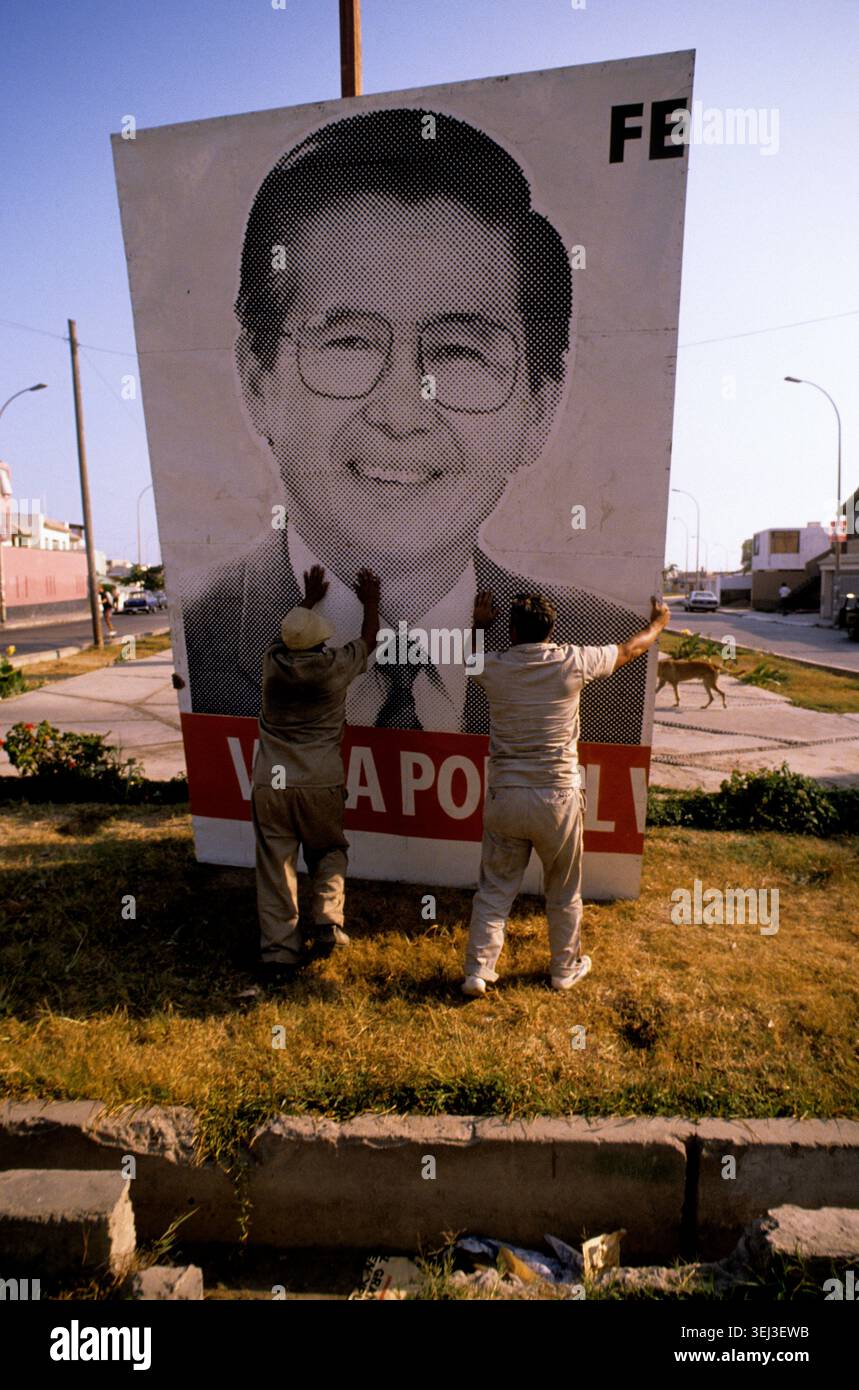 1 luglio 1990; Lima, Perù - Un poster della campagna è stato eretto a Lima, in Perù, per promuovere la candidatura di Alberto Fujimori a presidente del Perù. Il partito "cambio 90" di Fujimori ha continuato a vincere le elezioni presidenziali. Il 7 aprile 2009, Fujimori è stato condannato per violazioni dei diritti umani e a 25 anni di carcere per il suo ruolo nelle uccisioni e nei rapimenti da parte della squadra della morte del Grupo Colina durante la battaglia del suo governo contro i guerriglieri di sinistra negli anni '1990 Il verdetto emesso da un comitato di tre giudici ha segnato la prima volta che un capo di stato eletto è stato estradato nel suo paese d'origine, tr Foto Stock