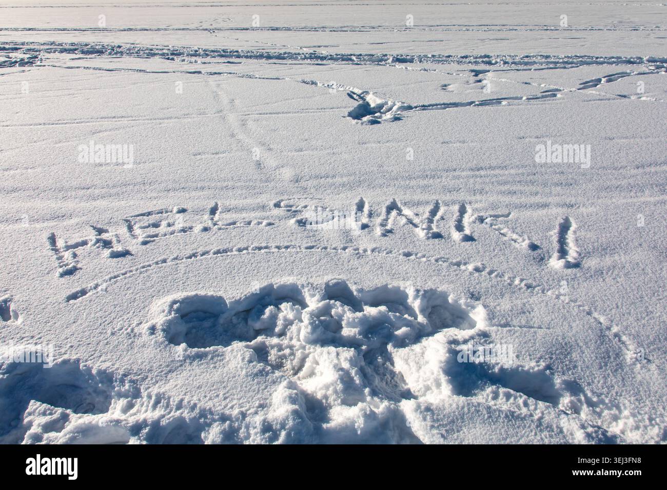 Helsinki scritta sulla neve sul mare ghiacciato a Helsinki, Finlandia Foto Stock