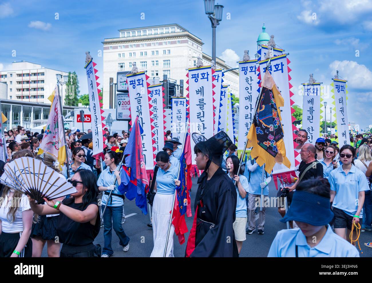 Berlino, Germania - 24 maggio 2026: Sostenitori dell'organizzazione della comunità sudcoreana Koreanischer Verein Berlin e.V. al Carnevale della Cultura. Foto Stock