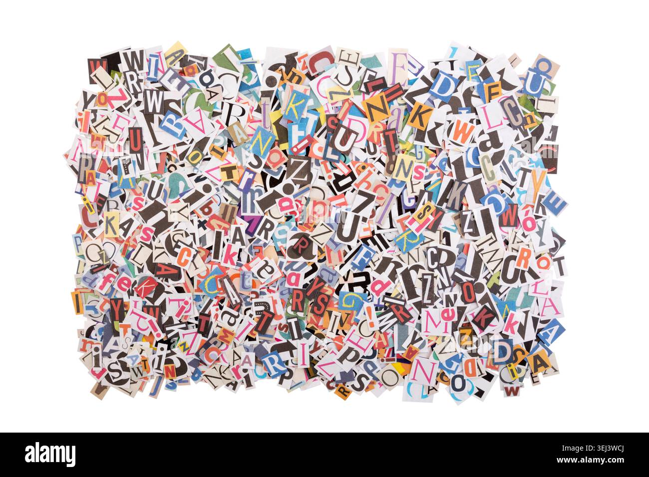 Pile di molte lettere colorate di giornali e riviste isolate su sfondo bianco con percorso di ritaglio Foto Stock