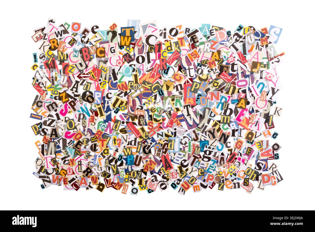 Pile di molte lettere colorate di giornali e riviste isolate su sfondo bianco con percorso di ritaglio Foto Stock