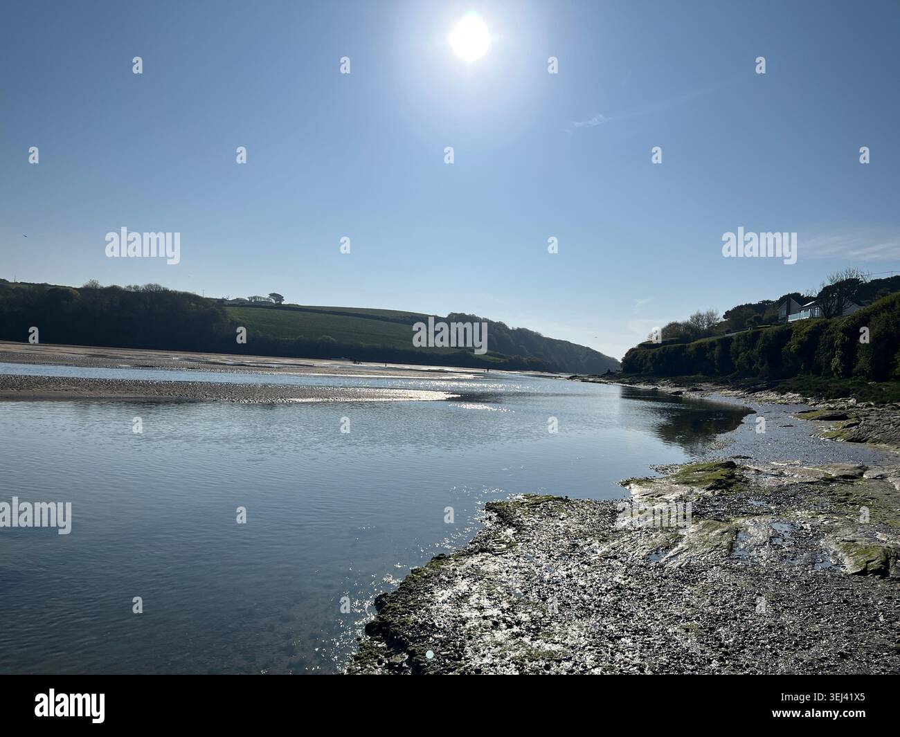 Vista serale sull'estuario del Gannel a Newquay, Cornwall, Inghilterra, Regno Unito. - Immagine stock catturata con smartphone