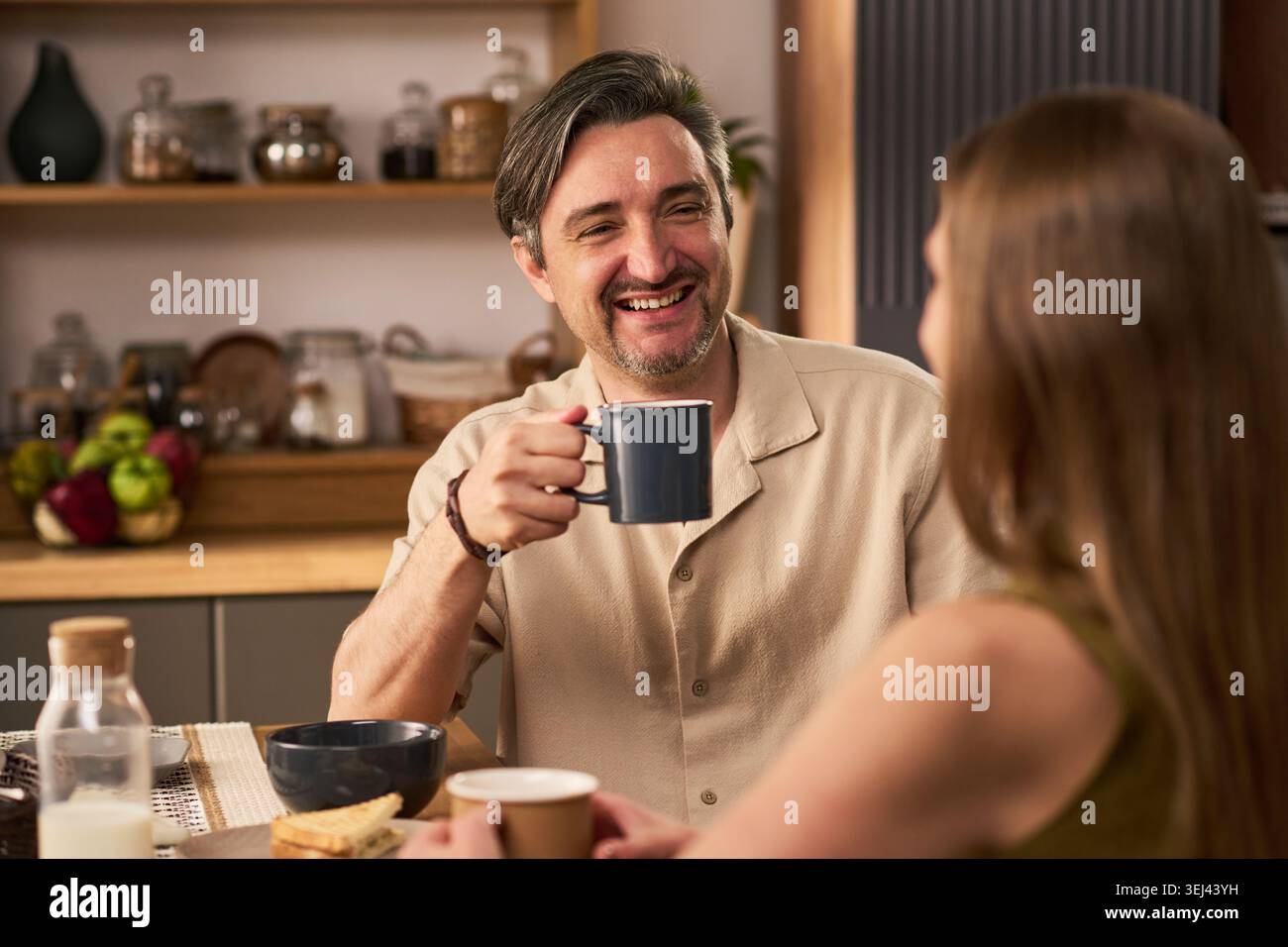 Uomo che beve caffè durante la riunione informale con colazione Foto Stock