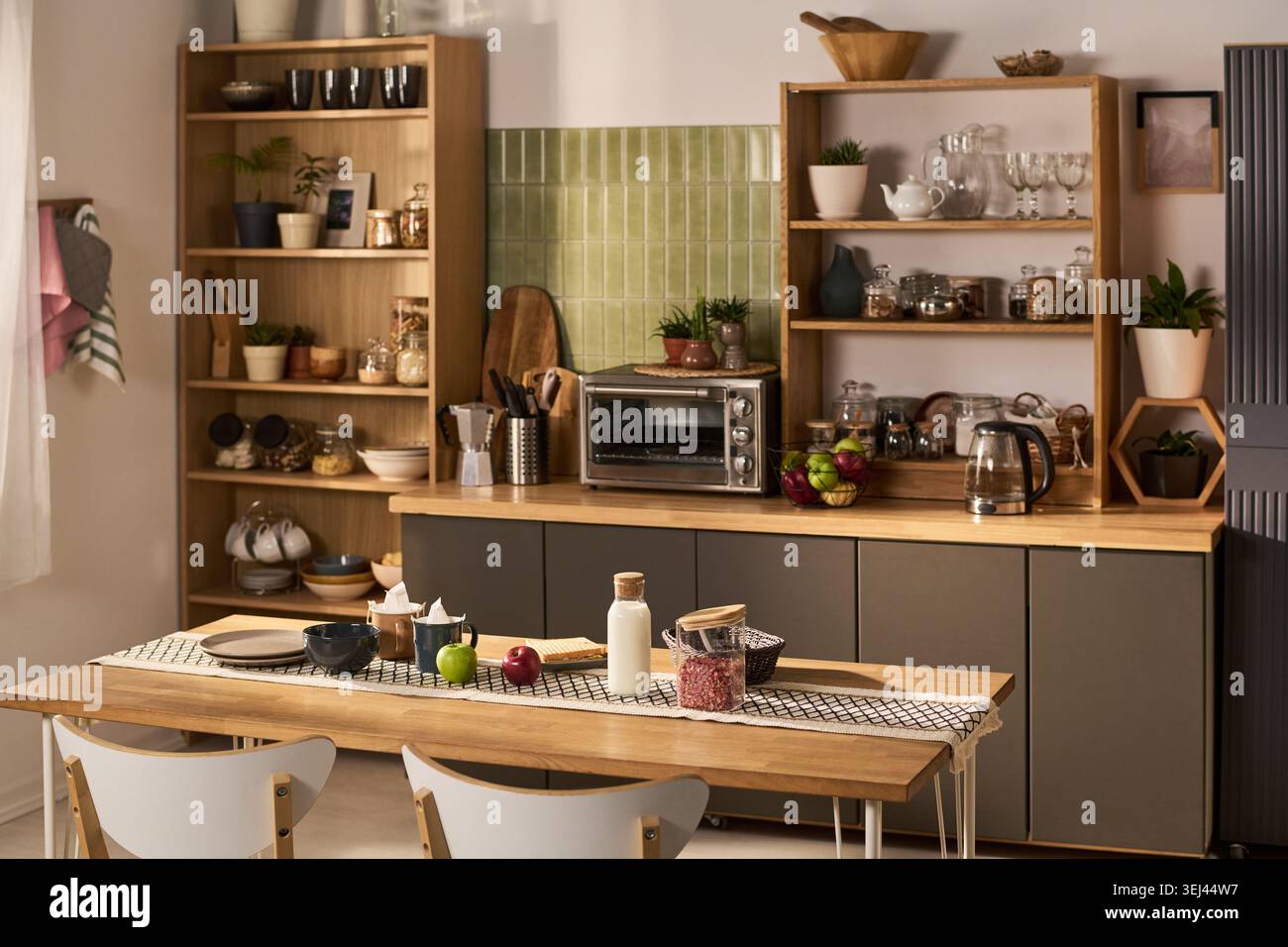 Home Kitchen interno con spazio organizzato per la preparazione dei pasti Foto Stock