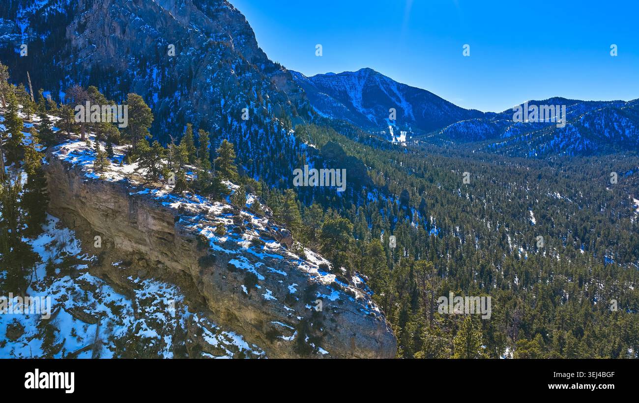 Aerial Snow Covered Mt Charleston Cliffs e Forest Mountains in Nevada Foto Stock