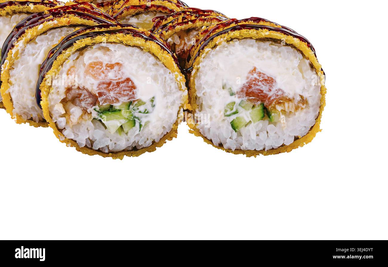 Cibo, coloratissimi sushi Rolls presentano ingredienti freschi come pesce e verdure avvolte in riso e alghe. Sono presentati in modo attraente su un luminoso Foto Stock
