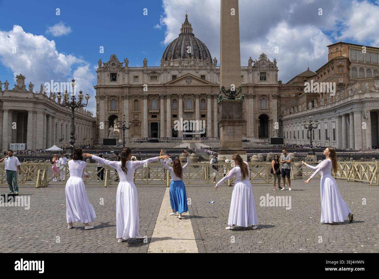 Roma - Lazio - Italia - 08-02-2025: Le donne in abito ballano in Piazza San Pietro di fronte alla Basilica di San Pietro durante il Giubileo della Gioventù, con turisti Foto Stock